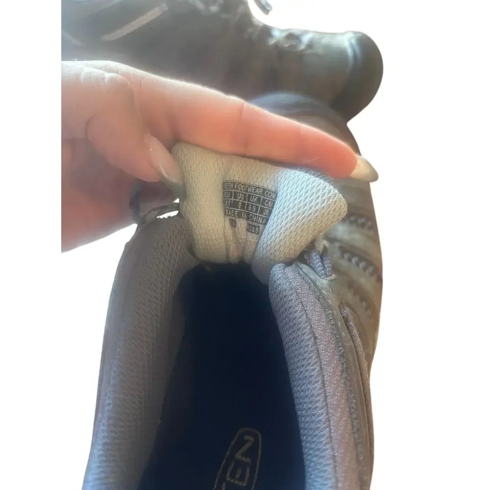 Woman’s Keen hiking shows size 9 in great condition lots of life left
